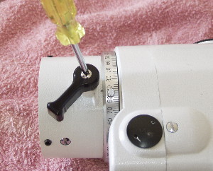 Removing the DEC clutch lever screw