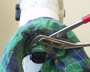 Using grips to loosen the polarscope