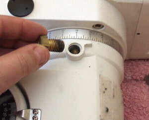 Removing the RA clutch lock bolt
