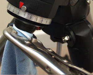 Using grips to loosen the polarscope