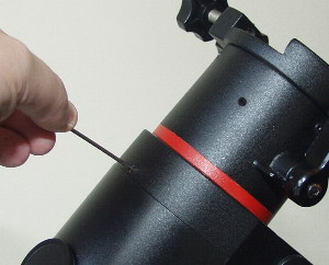 tigthetning the DEC axis upper set screw